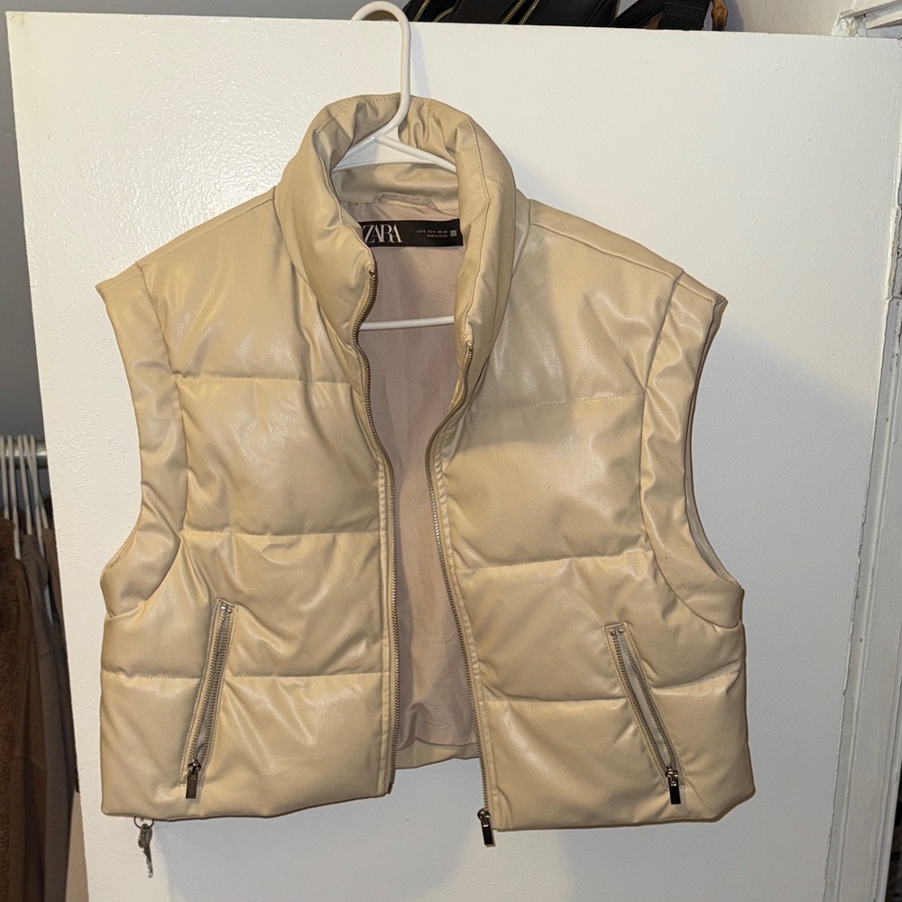Zara Women's Beige Puffer Vest